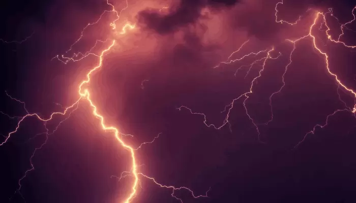 lightning in the sky 700 X 500 Px 700 X 400 Px 1 11zon